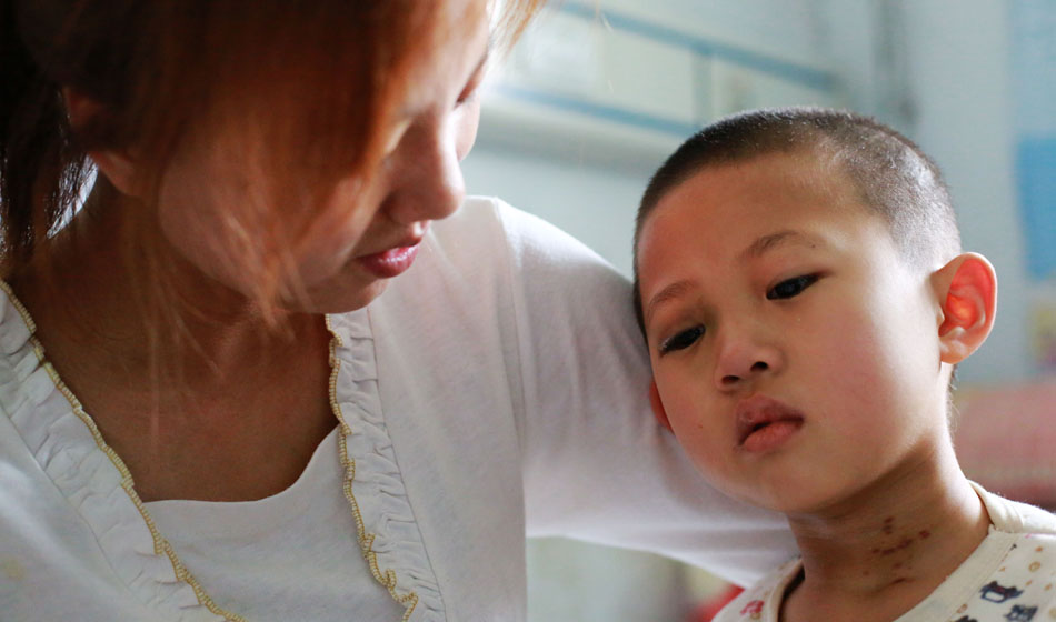 小彬嫻，7歲，家住邯鄲磁縣桑莊村，前一天還在家里玩得十分開(kāi)心。3月21日凌晨2點(diǎn)多，她的鼻子突然開(kāi)始流血，小彬嫻的爸爸桑先生立刻抱起孩子跑到了村里的小門診，醫(yī)生本以為只是普通的上火流鼻血，建議回去冰敷，細(xì)心的爸爸看到孩子的喉嚨一直在吞咽什么東西，突然從小彬嫻的嘴里涌出大量鮮血，醫(yī)生和桑先生頓時(shí)嚇懵了，醫(yī)生建議趕緊送往大醫(yī)院。當(dāng)天下午，父母帶孩子來(lái)到邯鄲市第四醫(yī)院，在此過(guò)程中，小彬嫻不斷出現(xiàn)吐血的情況，經(jīng)過(guò)醫(yī)生檢查當(dāng)時(shí)的小彬賢體內(nèi)所剩的血液不足300個(gè)血小板(正常人每立方毫米血液中大約含有10～30萬(wàn)個(gè)血小板).經(jīng)過(guò)4天的輸血治療，小彬嫻的情況并沒(méi)有好轉(zhuǎn)。3月24日，第四醫(yī)院對(duì)其進(jìn)行了2遍血常規(guī)的檢驗(yàn)，發(fā)出了“隨時(shí)都有生命危險(xiǎn)”的通知。情況緊急，桑先生傍晚帶孩子趕到了邯鄲市中心醫(yī)院。3月25日，小彬賢經(jīng)過(guò)2次骨髓穿刺檢查，并到天津研究院做了進(jìn)一步確認(rèn)，最后被確診為“急性粒細(xì)胞白血病M3型”。