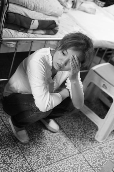 女兒熟睡之后，媽媽總會(huì)一個(gè)人想很多，女兒的病情、巨額的醫(yī)療費(fèi)用時(shí)刻充斥著她的大腦，年輕的媽媽在這種情境下變得憔悴了很多，她不知道小彬嫻什么時(shí)候會(huì)好起來(lái)，帶著她穿梭在小公園里看著她稚嫩的笑。