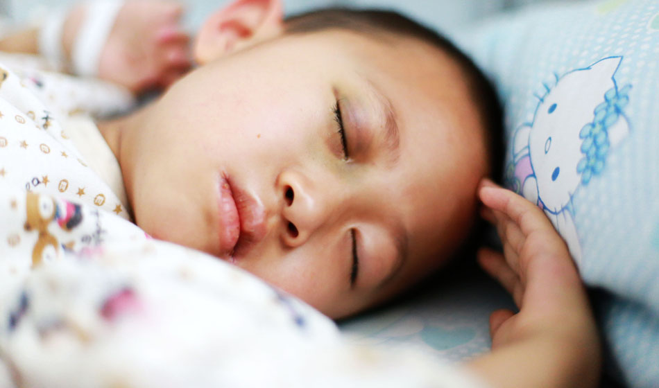 小彬嫻眼部、嘴部、脖子等出血點(diǎn)致使她無(wú)法吃硬東西，不小心劃破一下對(duì)她就是最大的損失，每個(gè)人都在保護(hù)著她，包括幼小的她自己。