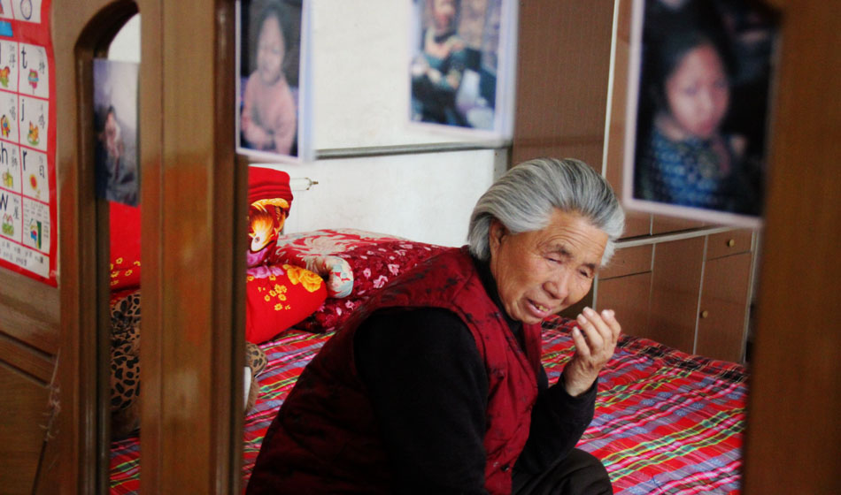 小彬嫻80歲的老奶奶每天在家祈禱小彬嫻早日回來(lái)?！袄夏棠套钣H”這是小彬嫻對(duì)“誰(shuí)最親”這個(gè)問(wèn)題最多的回答，小彬嫻和老奶奶就像是一對(duì)好朋友，兩個(gè)人在一起總是歡聲笑語(yǔ)。而現(xiàn)在，老奶奶每天看著鏡子前的小彬嫻的照片就會(huì)淚流滿面。