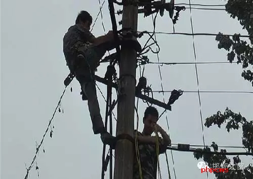 8月8日下午，邯臨路與高鐵橋交匯處北行200米燕莊村一名電工被困在電線桿上，急需救援。接到報警的邯鄲消防華澤路中隊立即趕赴現(xiàn)場，消防官兵到達現(xiàn)場后，經(jīng)了解得知，該男子是一名電工，在電線桿上作業(yè)時不慎被電擊傷，意識清醒，但其右腿和右臂無法用力，導(dǎo)致無法從電線桿上下來。消防官兵經(jīng)過半個小時的緊張營救，最終將被困男子成功救下，并由現(xiàn)場120醫(yī)務(wù)人員送往醫(yī)院進行救治。