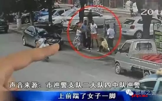8月5日，市巡警支隊二大隊四中隊巡警在水廠路上巡邏時，突然一名神色慌張的男子攔下了警車，男子向巡警說他的愛人被打了。巡警立即查看情況，發(fā)現(xiàn)一名約30歲的女子手捂腹部倒在便道上，巡警立即撥打了110和120。經(jīng)了解得知，受傷女子于某某已懷有兩個月身孕，于某某的丈夫與男子有經(jīng)濟糾紛，當(dāng)天男子找于某某的丈夫要錢，結(jié)果起了爭執(zhí)。巡警從醫(yī)院了解到于某某不幸流產(chǎn)。