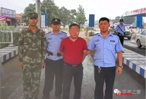 8月8日13時許，邯鄲大名李茂堤警務(wù)站民警，在一輛南樂開往龍王廟的公共汽車上，查獲一名無身份證男子。該男子自稱是龍王廟鎮(zhèn)人，在民警詢問下又改口稱是孫甘店鄉(xiāng)人，閃爍其詞、神色慌張。經(jīng)調(diào)查該男子叫朱某。于7月7日，在大名縣人民法院判決的一起民間借貸糾紛案中，犯罪嫌疑人朱某拒不履行法院判決。7月13日，大名縣公安局依法將該朱上網(wǎng)追逃。