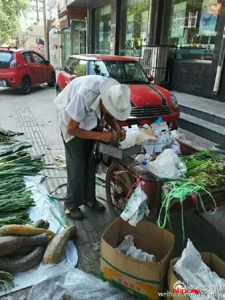 網(wǎng)友爆料：八十三歲，本該在家頤養(yǎng)天年，然而在光明大街水院路口卻有一位爺爺在酷暑烈日當下賣菜和葡萄，如果有住在附近的小伙伴們，如果你正好想買菜，買葡萄，不妨去看看。
