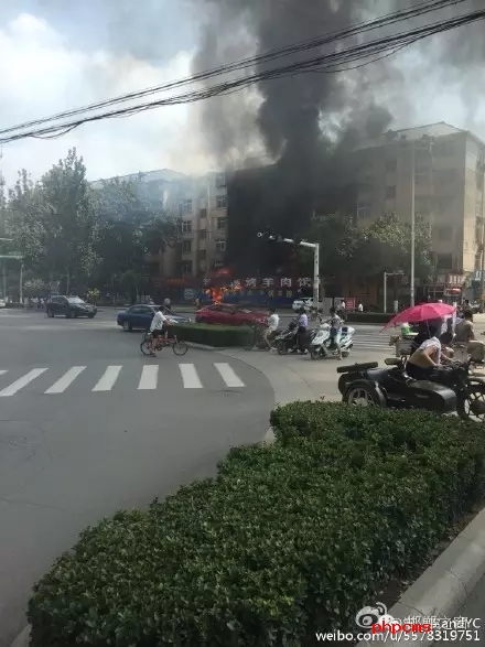 網(wǎng)友爆料：8月11日，邯鄲中華南大街和學(xué)院北路交叉口東南角，一飯店起火，消防官兵接警后緊急救援，目前起火原因不明。大家一定要注意用電用煤氣安全。