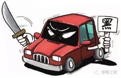 8月3日上午，公交分局接群眾報警稱，在汽車西站搭乘一輛白色奧拓(黑出租車)時，被該車司機持刀搶劫2600元。公交分局迅速組織警力現(xiàn)場勘查、走訪調(diào)查、調(diào)取天網(wǎng)監(jiān)控視頻、尋找嫌疑人蹤跡，經(jīng)大量工作，于次日凌晨6時許，辦案民警在復(fù)興區(qū)大乘寺附近發(fā)現(xiàn)嫌疑人的活動蹤跡。經(jīng)縝密布控，辦案民警在火車站一舉將犯罪嫌疑人張某某抓獲，犯罪嫌疑人張某某對持刀搶劫乘客的犯罪事實供認不諱。