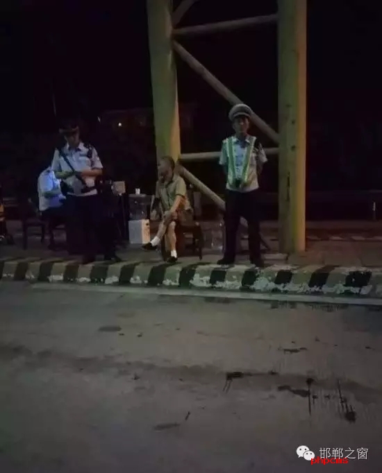 8月9日晚，磁縣交警大隊林坦中隊民警在執(zhí)行勤務(wù)中，對一輛小型普通客車進行例行檢查，該車司乘人員三人，其中兩名乘坐人員神情恍惚，非?？梢桑窬J真核對每名人員信息，經(jīng)網(wǎng)上對比查詢，系統(tǒng)提示陳某某具有吸毒史。執(zhí)勤民警立即對該車進行全面徹查，并對該車三名司乘人員做了尿檢，檢驗結(jié)果兩名乘坐人員為陽性。最終，經(jīng)過細致盤問，周某某、陳某某對其吸毒事情供認不諱。
