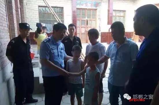 8月11日上午，邯鄲館陶縣公安局指揮中心接到報(bào)警，柴堡鎮(zhèn)劉村李某因欠柴堡鎮(zhèn)武張屯村李某某錢款，李某某將李某的兩個(gè)兒子（一個(gè)10歲，一個(gè)8歲）拘禁。民警迅速趕到現(xiàn)場(chǎng)，發(fā)現(xiàn)李某家街門被反鎖，民警登上盤梯與嫌疑人談話，穩(wěn)定其情緒，做其思想工作，當(dāng)日下午17時(shí)20分許，兩個(gè)小男孩被成功解救。