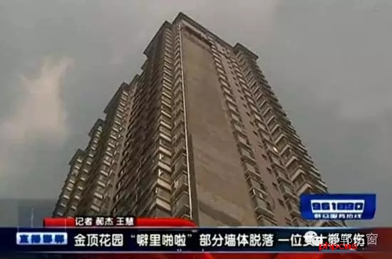 建設(shè)大街與叢臺(tái)路交叉口附近的金頂小區(qū)，樓梯的墻面不知何因大面積脫落，并且還砸傷了一個(gè)人，希望金頂花園小區(qū)的物業(yè)一定要吸取這次事故的教訓(xùn)，盡快把樓體墻面修復(fù)完畢。
