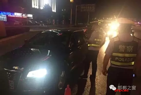 為保證奧運(yùn)期間有一個(gè)良好的道路交通環(huán)境，針對(duì)疲勞駕駛、酒后駕駛等違法行為，邯鄲交警六大隊(duì)組織開展集中整治酒駕、醉駕專項(xiàng)行動(dòng)。8月10日，交警六大隊(duì)出動(dòng)警力130余名，出動(dòng)警車15輛，設(shè)置執(zhí)勤卡點(diǎn)17處，從20時(shí)起至23時(shí)，在大隊(duì)轄區(qū)內(nèi)查獲了18個(gè)“酒鬼”以及涉牌涉證違法行為21起。當(dāng)晚，在中華大街水廠路口，有一輛車為了逃避檢查，還試圖倒車逃跑。