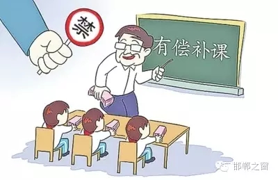 8月10日，記者接到家長(zhǎng)舉報(bào)，稱邯鄲市七色光水文小學(xué)未開學(xué)，卻接到了學(xué)校補(bǔ)課通知。記者聯(lián)系了校方，該校負(fù)責(zé)人表示將立即停止補(bǔ)課，并將收取的費(fèi)用退還家長(zhǎng)。
