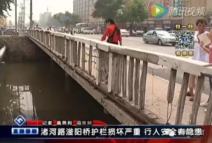 最近住在渚河路滏陽(yáng)橋附近的居民們反映，說(shuō)滏陽(yáng)橋護(hù)欄破損嚴(yán)重，每次從橋上通過(guò)時(shí)，都提心吊膽，附近居民為了安全，用繩子簡(jiǎn)單的進(jìn)行圍擋。
