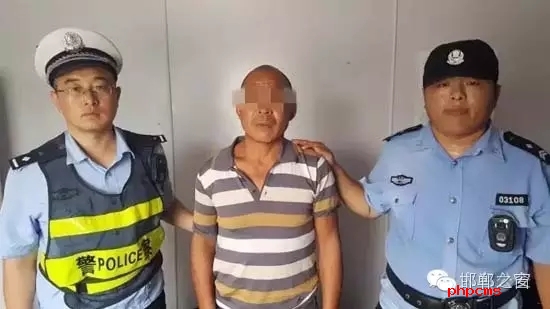 8月12日9時(shí)許，邯鄲大名鋪上高速口檢查站執(zhí)勤民警在對(duì)一輛由魏縣開(kāi)往北京客車(chē)進(jìn)行安檢時(shí)，發(fā)現(xiàn)一名網(wǎng)上逃犯。經(jīng)核查，該男子為王某平，系涉嫌濫伐林木網(wǎng)上逃犯。該王于今年3月份在未有辦理《林木采伐許可證》的情況下，亂砍濫伐林木97棵。