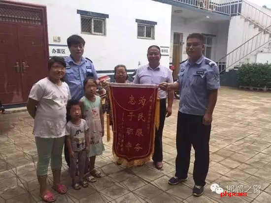 8月份，雞澤縣局店上派出所在開(kāi)展入戶(hù)訪查工作中了解到，2011年，浮東三村村民孟某與外地女子唐某（云南省昭通市人）結(jié)婚，戶(hù)口沒(méi)有遷移，因是二婚，妻子唐某帶有的三個(gè)孩子也跟隨孟某生活，三個(gè)孩子均沒(méi)有戶(hù)口。不幸的是，其妻子唐某在2015年年底因車(chē)禍死亡，三個(gè)孩子無(wú)法取得醫(yī)學(xué)證明，就一直未能申報(bào)戶(hù)口。民警在獲悉此情況后，主動(dòng)上門(mén)對(duì)這3個(gè)無(wú)戶(hù)口孩子進(jìn)行入戶(hù)調(diào)查，經(jīng)過(guò)一周的緊張工作，雞澤縣局店上派出所會(huì)同縣局戶(hù)政股為這3個(gè)孩子解決了戶(hù)口問(wèn)題，最終將3個(gè)孩子的戶(hù)口頁(yè)交到孟某手中。