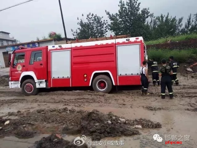 網(wǎng)友爆料：邯鄲武安永峰路康二城鎮(zhèn)南新莊路段，修路把以前路基挖了不修了，都倆個(gè)月了， 今天消防車(chē)急需救火陷如泥中出不來(lái)， 責(zé)任誰(shuí)來(lái)?yè)?dān)？ 