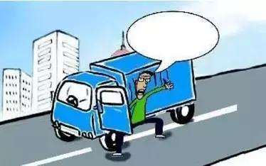 2月27日凌晨，邯鄲市一名男子套用其表哥A2駕駛證信息駕駛大貨車(chē)進(jìn)入市區(qū)，沒(méi)成想因?yàn)樽旖堑囊活w痣被交警看出破綻，不僅被公安機(jī)關(guān)依法行政拘留了15天，而且被罰款1500元。在事實(shí)面前，駕駛?cè)瞬坏貌怀姓J(rèn)自己無(wú)證，試圖用表哥的駕駛證蒙混過(guò)關(guān)。